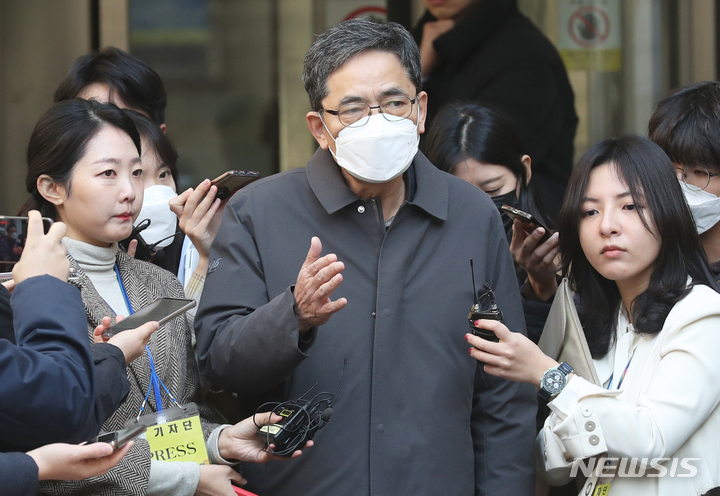 [서울=뉴시스] 조성봉 기자 =  대장동 일당에게 아들 퇴직금 명목으로 뇌물을 수수한 혐의로 기소된 곽상도 전 국회의원이 지난 2월8일 서울 서초구 서울중앙지방법원에서 열린 특정범죄 가중처벌 등에 관한 법률 위반(뇌물) 등 혐의 관련 1심 선고공판을 마친 뒤 취재진의 질문에 답하고 있다. (공동취재사진) 2023.02.08. photo@newsis.com