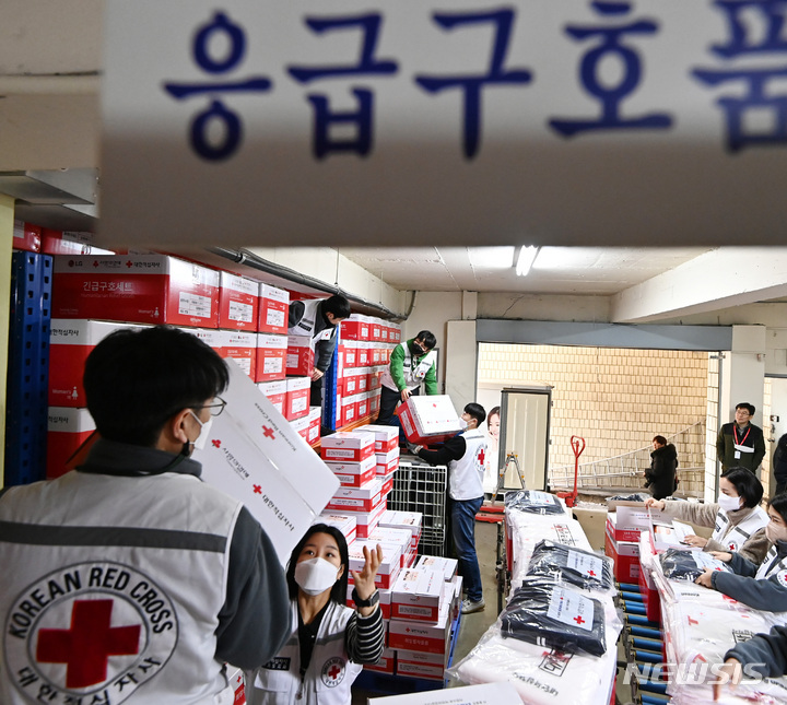 [수원=뉴시스] 김종택 기자 = 8일 오후 경기도 수원시 권선구 대한적십자사 경기도지사에서 직원들이 튀르키예 지진 피해 지역으로 지원할 긴급 구호품을 점검하고 있다. 국제사회는 강진과 120여 차례의 여진으로 큰 피해를 본 튀르키예와 시리아에 대한 구호에 잇따라 동참하고 있다. 2023.02.08. jtk@newsis.com