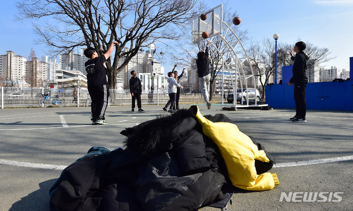 [대구=뉴시스] 이무열 기자 = 포근한 날씨를 보인 8일 오후 대구 중구 대봉교 인근 신천둔치 농구장에서 학생들이 두꺼운 외투를 벗고 농구를 즐기고 있다. 2023.02.08. lmy@newsis.com