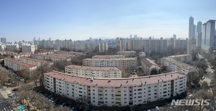 [서울=뉴시스] 조성우 기자 = 서울 양천구 목동 아파트 단지가 보이고 있다. 2023.02.08. xconfind@newsis.com