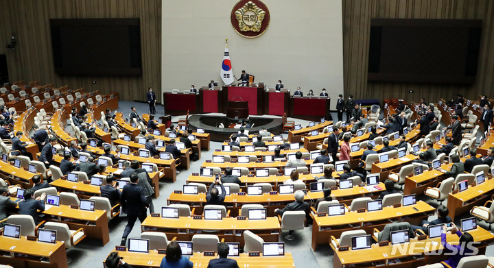 반도체업계, "오늘만 기다렸다…K칩스법 통과될까"