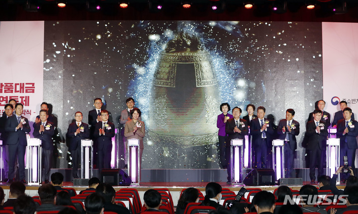 [서울=뉴시스] 최동준 기자 = 이영 중소벤처기업부 장관, 김기문 중소기업중앙회 회장을 비롯한 참석자들이 지난 2월 서울 서초구 KT우면연구센터에서 열린 공정한 거래 문화 정착을 위한 납품대금 연동제 로드쇼 개막식에서 기념 퍼포먼스를 하고 있다. 2023.05.31. photocdj@newsis.com