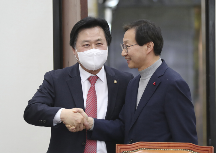 [서울=뉴시스] 김근수 기자 = 강기윤(왼쪽) 국민의힘 국회 연금개혁특별위원회(연금특위) 여당 간사와 김성주 더불어민주당 야당 간사가 지난 8일 오후 서울 여의도 국회 보건복지위원회 소회의실에서 서로 인사를 나누고 있다. 2023.02.08. ks@newsis.com