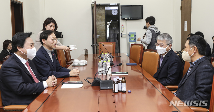 [서울=뉴시스] 김근수 기자 = 강기윤 국민의힘 국회 연금개혁특별위원회(연금특위) 여당 간사와 김성주 더불어민주당 야당 간사가 지난달 8일 오후 서울 여의도 국회 보건복지위원회 소회의실에서 김용하·김연명 민간자문위원회 공동위원장이 연금개혁 초안 문제를 논의하고 있다. 2023.02.08. ks@newsis.com