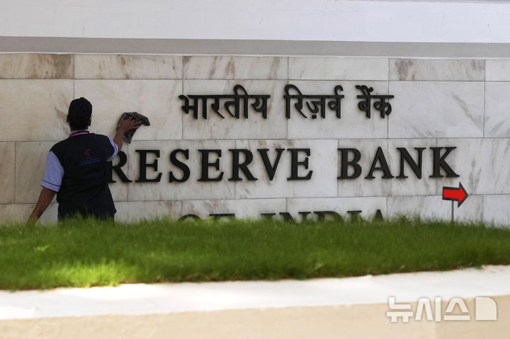 인도, 기준금리 5.25%로 동결…스탠스 '중립' 유지