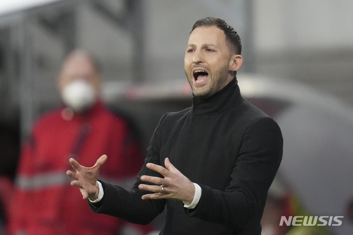 [라이프치히=AP/뉴시스] RB 라이프치히의 도메니코 테데스코 감독이 지난해 4월 8일(한국시간) 독일 라이프치히에서 열린 아탈란타와 2021~22 UEFA 유로파리그 8강전에서 선수들을 독려하고 있다. 테데스코 감독은 지난 8일 벨기에 대표팀의 새로운 감독이 됐다. 2023.02.09.