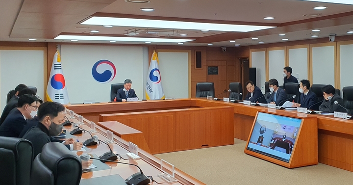 [서울=뉴시스] 고승민 기자 = 이상민 행정안전부 장관에 대해 국회 탄핵소추안이 의결된 8일 정부서울청사에서 한창섭 차관이 긴급 간부회의를 주재하고 있다. (사진=행정안전부 제공) 2023.02.08. photo@newsis.com *재판매 및 DB 금지