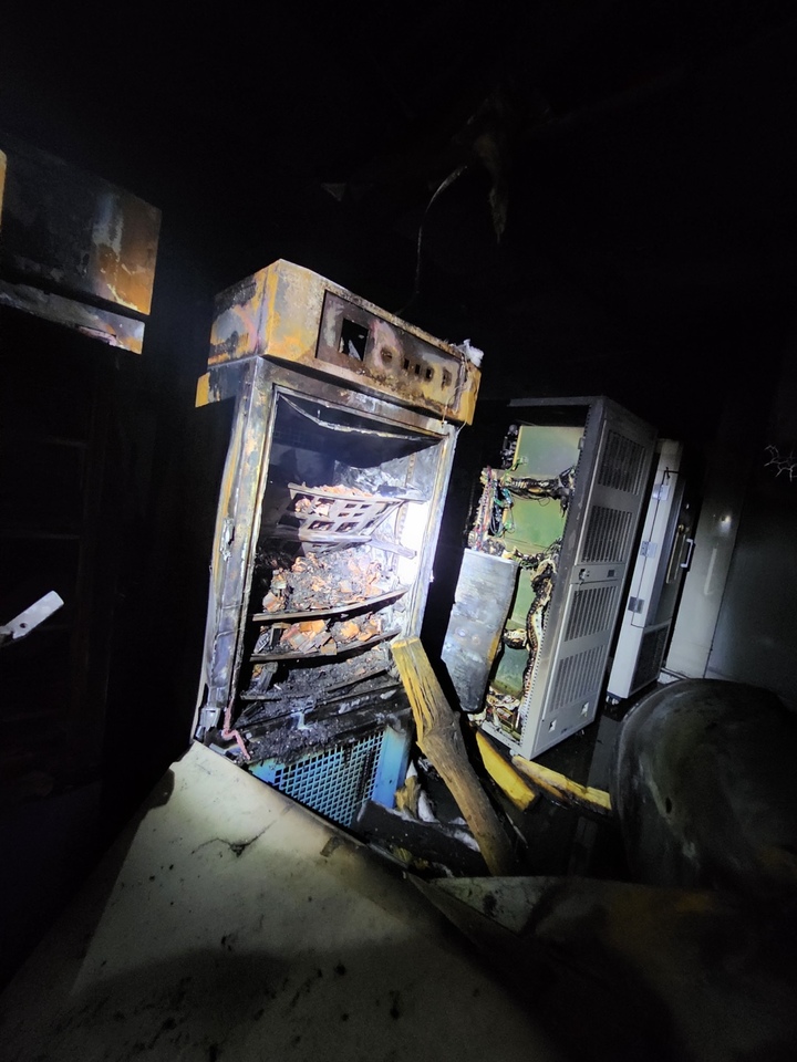 [청주=뉴시스] 안성수 기자 = 8일 오후 11시 7분께 충북 청주시 흥덕구 옥산면 한 배터리 생산 공장에서 불이 나 20여분만에 꺼졌다. (사진=청주서부소방서 제공) 2023.2.9. photo@newsis.com *재판매 및 DB 금지