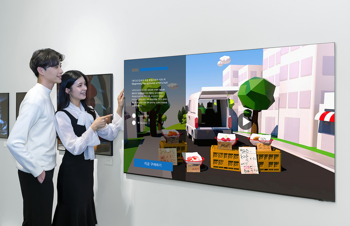 [서울=뉴시스] 삼성전자 모델이 서울 잠실 롯데월드타워몰에 위치한 '넥스트 뮤지엄'에서 Neo QLED 8K와 더 프레임을 통해 전시되는 NFT 작품을 소개하고 있다. (사진=삼성전자) 2023.02.09. photo@newisis.com&nbsp; *재판매 및 DB 금지