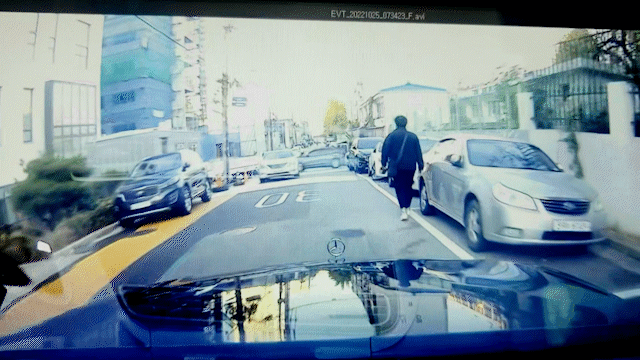 [인천=뉴시스] 이루비 기자 = 지난해 10월25일 오전 A씨가 몰던 벤츠 S580 차량에서 '주행 중 급제동' 문제가 발생한 모습. 차주 A씨는 2021년 6월 해당 차량을 인도받은 뒤 엔진경고등 점등, 급정거, 시동 꺼짐 등의 현상이 계속 나타났다고 호소했다. (동영상=독자 제공) 2023.02.09. ruby@newsis.com *재판매 및 DB 금지