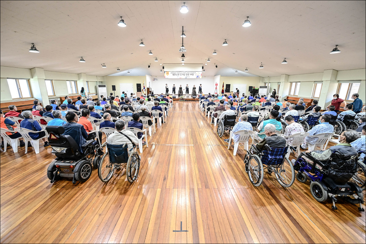 [서울=뉴시스]서울시립은평의마을 '예술로, 동행' 공연사진.