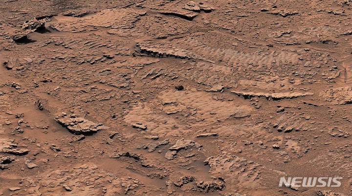 [서울=뉴시스]미 항공우주국(NASA·나사)의 화성탐사 로버 '큐리오시티'가 화성에서 발견한 고대 호수의 흔적. 수십억년 전 화성에 존재했던 얕은 호수 표면의 파도가 호수 바닥의 침전물을 일으켰고, 이 침전물이 물결 모양의 질감을 가진 바위로 형성된 것으로 추정된다. 나사는 이같은 호수의 흔적이 큐리오시티가 발견한 물과 파도의 가장 명확한 증거라고 보고 있다. (사진=나사)