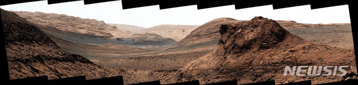 [서울=뉴시스]화성에 있는 '게디스 밸리' 계곡의 밑바닥. 해당 계곡에는 수십억년 전 습기를 머금은 산사태에 의해 쏟아져내린 것으로 추정되는 잔해 더미들이 쌓여있다. 나사의 탐사팀은 해당 잔해 더미에 그간 큐리오시티가 발견한 것 중 가장 가까운 시기의 물의 흔적들이 남아있을 것으로 기대하고 있다. (사진=나사)