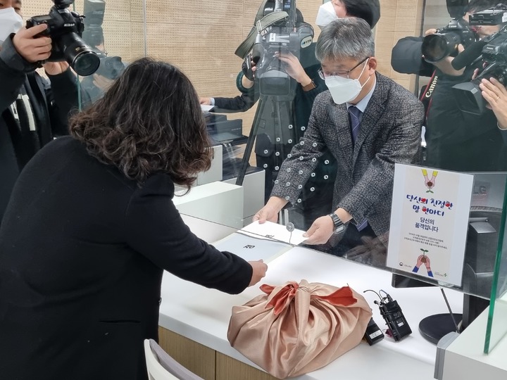 [서울=뉴시스] 전재훈 기자 = 정성희 국회 법제사법위원회 수석전문위원이 9일 탄핵소추 의결서를 헌법재판소에 제출했다. 2023.02.09. kez@newsis.com *재판매 및 DB 금지