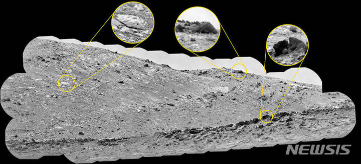 [서울=뉴시스]큐리오시티가 먼 거리에서 포착한 게디스 밸리 계곡 능선의 산사태 잔해들. 이같은 산사태는 '샤프 산'의 고지대에서 시작된 것으로 추정되는데, 나사는 이 산사태 더미를 분석하면 큐리오시티가 직접 도달할 수 없는 샤프 산 고지대의 성분을 파악할 수 있을 것으로 전망하고 있다. (사진=나사)