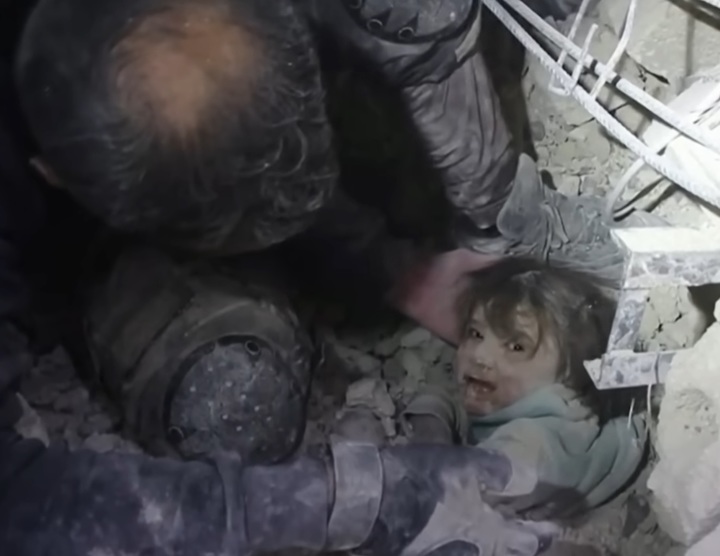 [서울=뉴시스] 튀르키예 대지진으로 인해 무너진 건물 잔해에 깔린 어린아이, 아이는 이후 구조대에 의해 무사히 구조됐다 (사진출처: 1NEWS 영상 캡처) 2023.02.09. *재판매 및 DB 금지