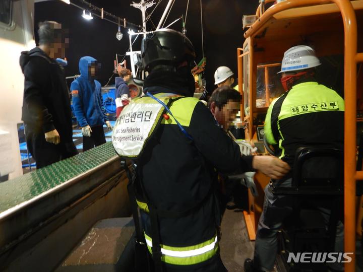 [서울=뉴시스] 한·일중간수역에서 긴급환자를 이송하고 있는 모습. 