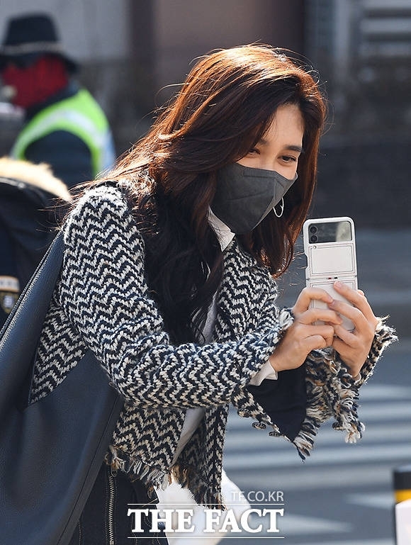 [서울=뉴시스]이부진 호텔신라 사장이 지난 8일 오후 서울 시내 한 중학교 열린 아들의 졸업식에 참석하고 있다. (사진 = 더팩트 제공) 2023.2.9. photo@newsis.com *재판매 및 DB 금지