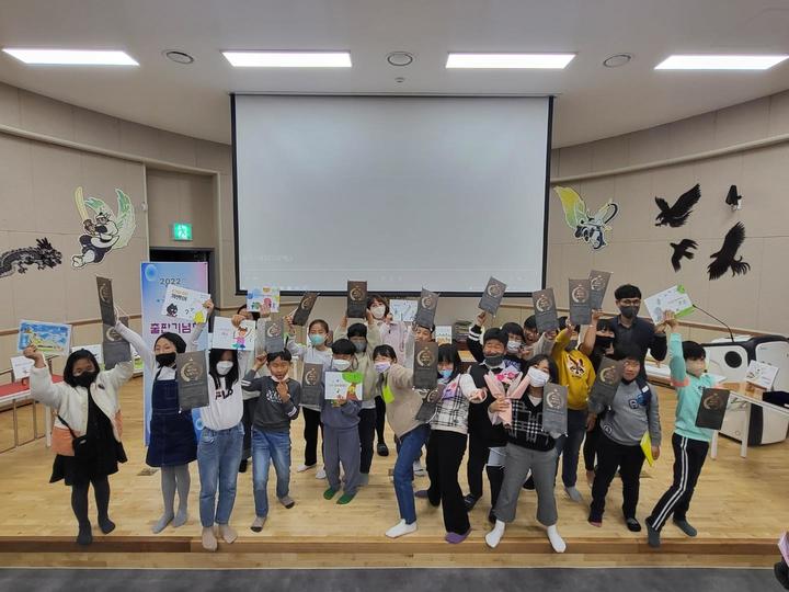 [서울=뉴시스]'도서관 길 위의 인문학'에 2022년 참여한 강진군도서관의 소통단절, 마중물 그림책으로 풀기 프로그램 사진. (사진=문화체육관광부 제공) 2023.02.09. photo@newsis.com *재판매 및 DB 금지