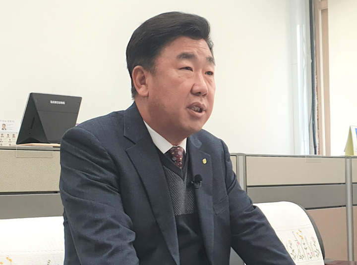 [청주=뉴시스] 이범석 충북 청주시장이 9일 시청 기자실에서 오창읍 후기리 소각시설 불허에 대한 대법원 상고 입장을 밝히고 있다. 2023.02.09. imgiza@newsis.com *재판매 및 DB 금지