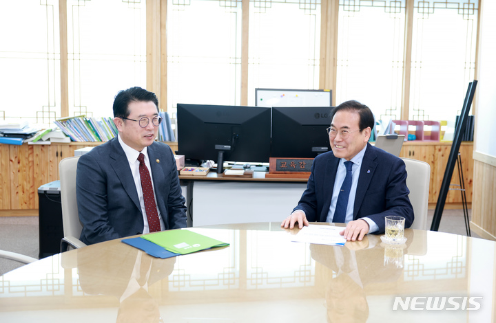 [전주=뉴시스]윤난슬 기자 = 전북도교육청은 서거석 교육감이 장상윤 교육부 차관을 만나 교육 현안에 대해 긴밀한 논의를 진행했다고 9일 밝혔다.(사진=전북교육청 제공)
