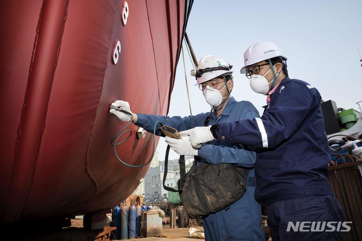 [서울=뉴시스] 한국해양교통안전공단 검사원이 선박검사를 하는 모습.