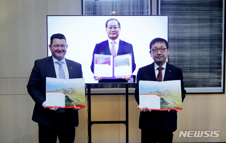 [서울=뉴시스]두산퓨어셀은 9일 남호주 주 정부, ㈜두산 자회사 하이엑시엄(Hyaxiom)과 수소 산업 육성을 위한 업무협약(MOU)을 체결했다고 밝혔다. 협약식이 끝나고 정형락 두산퓨얼셀 사장(왼쪽 둘째)이 제후석 부사장(왼쪽 셋째), 샘 크래프터 남호주 수소발전청 최고경영자(CEO)와 기념사진을 촬영하고 있다. (사진 = 두산그룹 제공) 2023.2.9. photo@newsis.com