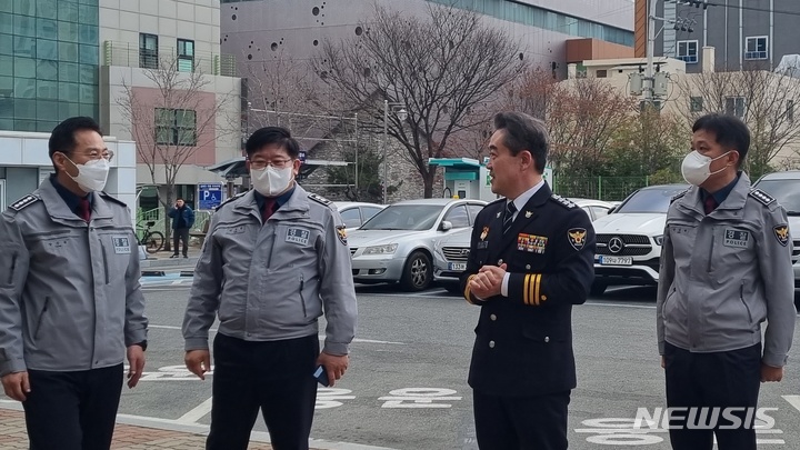 [울산=뉴시스] 박수지 기자 =윤희근 경찰청장(오른쪽 두번째)이 9일 오전 울산 남부경찰서에서 열린 특진임용식에 참석해 직원들과 대화를 나누고 있다. 2023.02.09. parksj@newsis.com