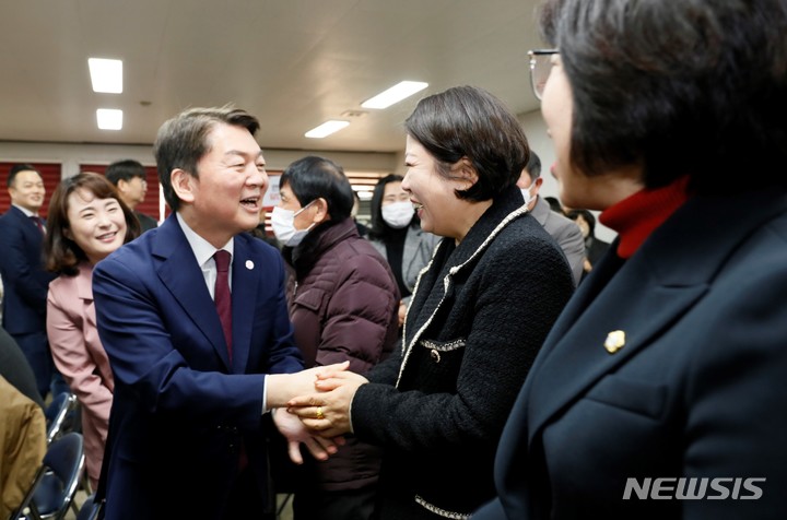 [청주=뉴시스] 이병찬 기자 = 국민의힘 당권 주자 안철수 의원이 9일 충북 청주 충북도당 당사에서 열린 당원 간담회에서 당원들과 악수하고 있다.2023.02.09.bclee@newsis.com