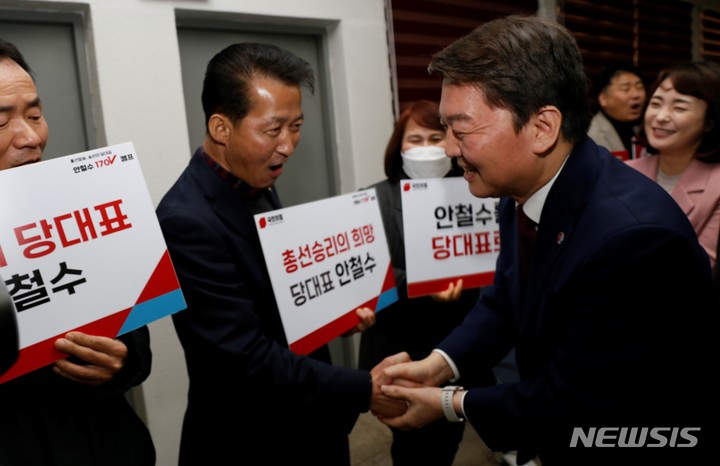 [청주=뉴시스] 이병찬 기자 = 국민의힘 당권 주자 안철수 의원이 9일 충북 청주 충북도당 당사에서 열린 당원 간담회에서 지지자들과 악수하고 있다.2023.02.09.bclee@newsis.com