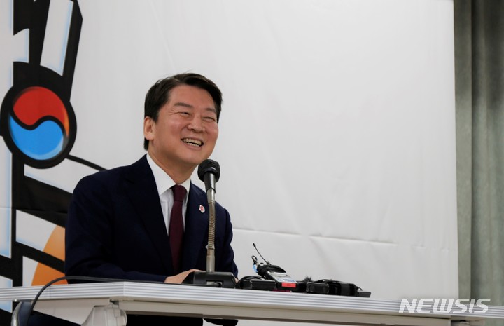 [청주=뉴시스] 이병찬 기자 = 국민의힘 당권 주자 안철수 의원이 9일 충북 청주 충북도당 당사에서 열린 당원 간담회에서 당원들과 대화하고 있다.2023.02.09.bclee@newsis.com