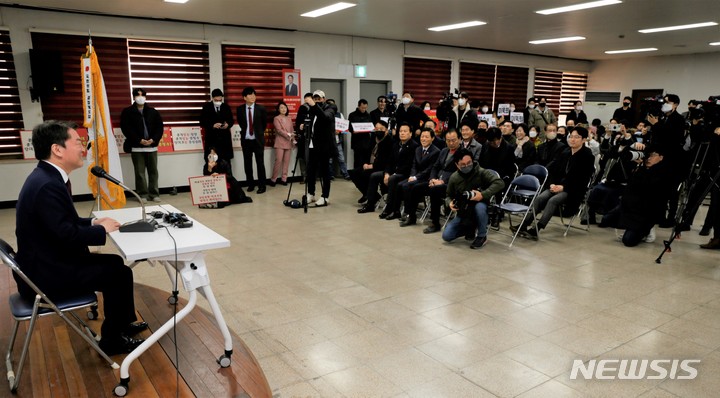 [청주=뉴시스] 이병찬 기자 = 국민의힘 당권 주자 안철수 의원이 9일 충북 청주 충북도당 당사에서 열린 당원 간담회에서 당원들과 대화하고 있다.2023.02.09.bclee@newsis.com