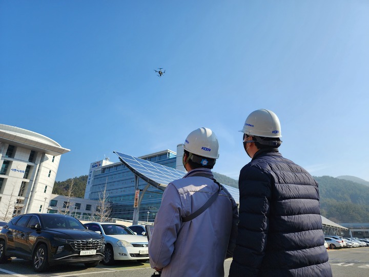[진주=뉴시스] 한국남동발전, 드론을 이용해 사천시 태양광 설비 점검. *재판매 및 DB 금지