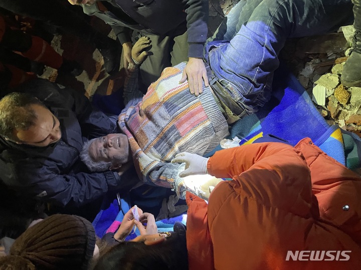 [서울=뉴시스]튀르키예 강진 피해 대응을 위해 파견된 한국 해외긴급구호대가(KDRT) 하타이 안타키아 고등학교 등지에서 생존자 1명을 구조했다. (사진=외교부 제공) 2023.02.09. photo@newsis.com