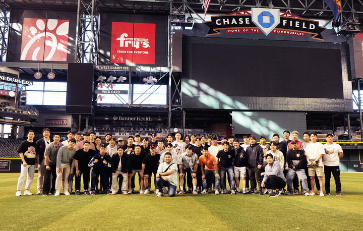 [서울=뉴시스] 체이스필드 방문한 키움 히어로즈 선수단(사진=키움 히어로즈 제공) *재판매 및 DB 금지