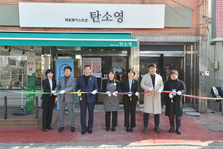 [뉴시스=공주]동네단위 로컬유통채널 구축사업 모델숍 오픈 후 기념 사진을 찍고 있다.(사진=공주시) *재판매 및 DB 금지