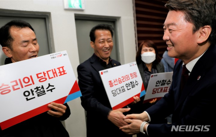 [청주=뉴시스] 이병찬 기자 = 국민의힘 당권 주자 안철수 의원이 9일 충북 청주 충북도당 당사에서 열린 당원 간담회에서 지자자들과 악수하고 있다.2023.02.09.bclee@newsis.com