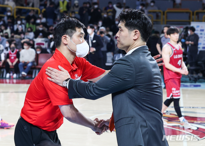 [서울=뉴시스]프로농구 조동현(왼쪽) 울산 현대모비스 감독과 조상현 창원 LG 감독
