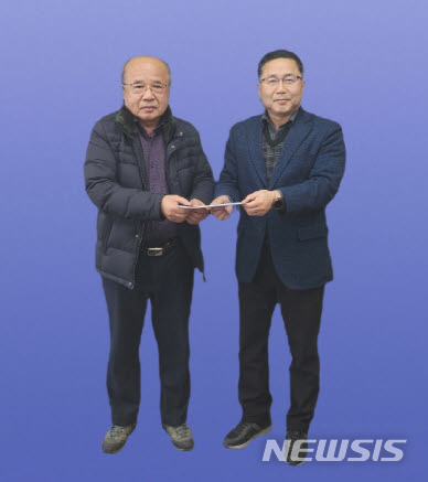 유성케미칼 윤승지 대표(왼쪽), 김호재 진영읍장