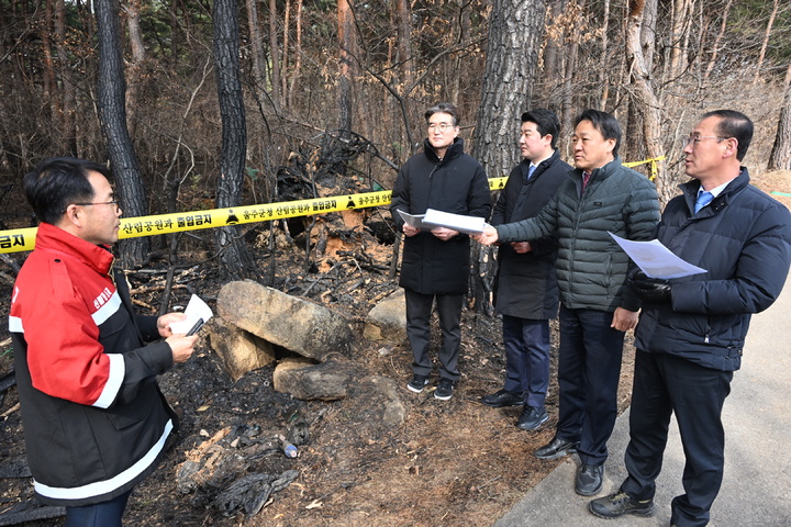 [울산=뉴시스] 유재형 기자 = 울산 울주군의회 경제건설위원회(위원장 정우식)는 9일 방화로 추정되는 산불이 연쇄적으로 발생하고 있는 상북면 일대를 방문, 관계자들과 대응 방안을 모색했다고 밝혔다. 2023.02.09. (사진= 울주군의회 제공)photo@newsis.com *재판매 및 DB 금지