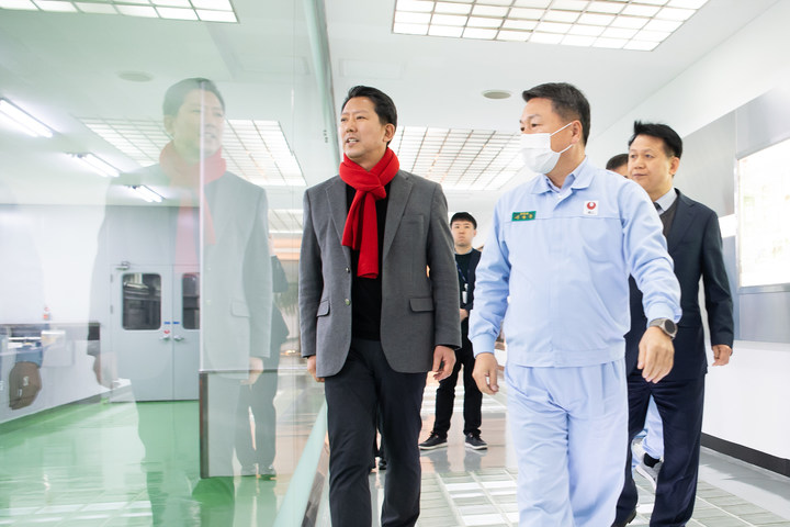 김장호(왼쪽) 시장이 농심 구미공장을 둘러보고 있다. (사진=구미시 제공) *재판매 및 DB 금지