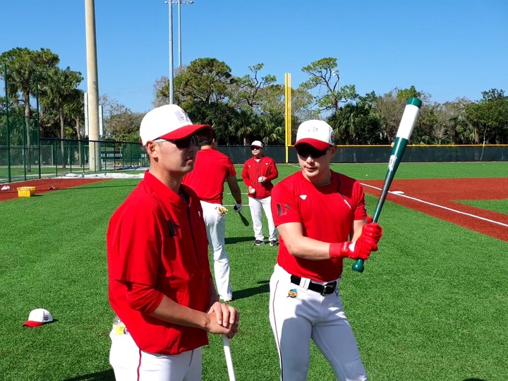 [서울=뉴시스] 프로야구 SSG 랜더스의 김원형 감독과 외야수 최지훈. (사진 = SSG 랜더스 제공) *재판매 및 DB 금지