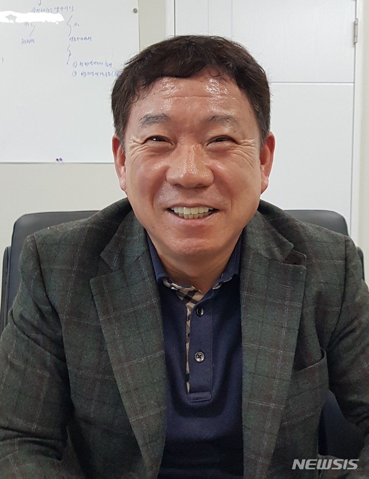 [창원=뉴시스]홍정명 기자=창원국가산업단지 내 원전기업인 범성정밀 김동명 대표가 지난 8일 오후 정부의 원전생태계 복원 관련 현재의 기업체 상황을 설명하면서 활짝 웃고 있다.2023.02.09. hjm@newsis.com