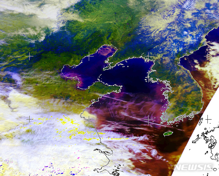 [청주=뉴시스] 연종영 기자 = 9일 고려대기환경연구소가 공개한 한반도 주변 위성(NOAA) 촬영사진. 중국 동부지역의 대기오염물질(보라색)이 서해를 거쳐 한반도 중남부 지역으로 이동하고 있다. (사진=고려대기환경연구소 제공) 2023.02.09. jyy@newsis.com