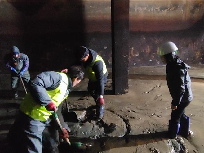 [창원=뉴시스] 강경국 기자 = 경남 창원특례시 상수도사업소 석동정수장에서 9일 낙동강 원수 유입 시설인 흡수정 및 착수정의 슬러지 준설 작업이 진행되고 있다. (사진=창원시청 제공). 2023.02.09. photo@newsis.com *재판매 및 DB 금지