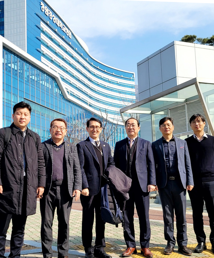 전남대학교 여수캠퍼스 대학병원유치위원회(위원장 노평우)가 창원경상국립대학교 병원을 방문해 병원 관계자들과 사진촬영하고 있다. 유치위 제공 *재판매 및 DB 금지