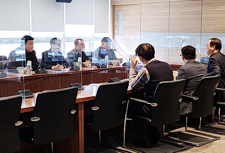 창원경상국립대학교 병원 관계자들과 대화하는 전남대학교 여수캠퍼스 대학병원유치위원회. *재판매 및 DB 금지