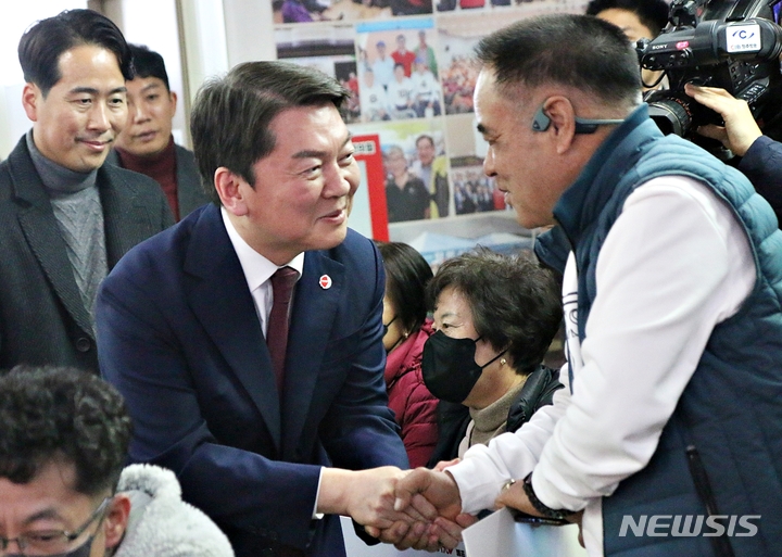 [괴산=뉴시스] 강신욱 기자 = 국민의힘 당대표 후보인 안철수 의원이 9일 충북 괴산 박덕흠 의원 사무실에서 열린 당원 간담회에서 지지자와 악수하고 있다. 2023.02.09. ksw64@newsis.com 