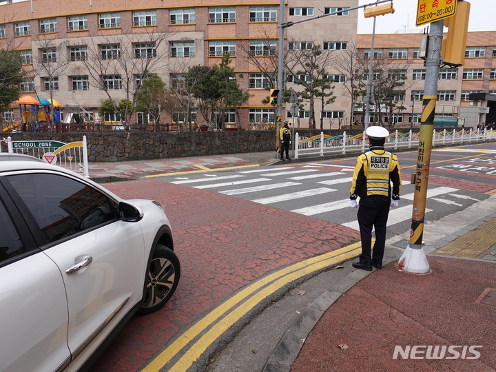 [제주=뉴시스] 제주경찰청이 이도초등학교 인근에서 개정된 도로교통법 시행에 따른 우회전 일시정지 계도활동을 벌이고 있다. (사진=뉴시스DB)