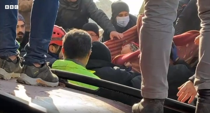 [서울=뉴시스] 6일 지진으로 무너진 튀르키예 동남부 이스켄데룬 소재 6층 아파트 잔해에서 8일(현지시간) 첫 생존자가 구조되고 있다. (사진출처: BBC) 2023.02.09. photo@newsis.com *재판매 및 DB 금지